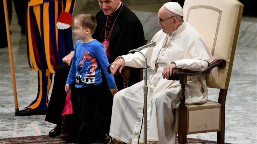 El emotivo recuerdo del Papa Francisco con un niño autista que subió al estrado en 2018: &quot;Si quiere jugar acá, déjalo&quot;