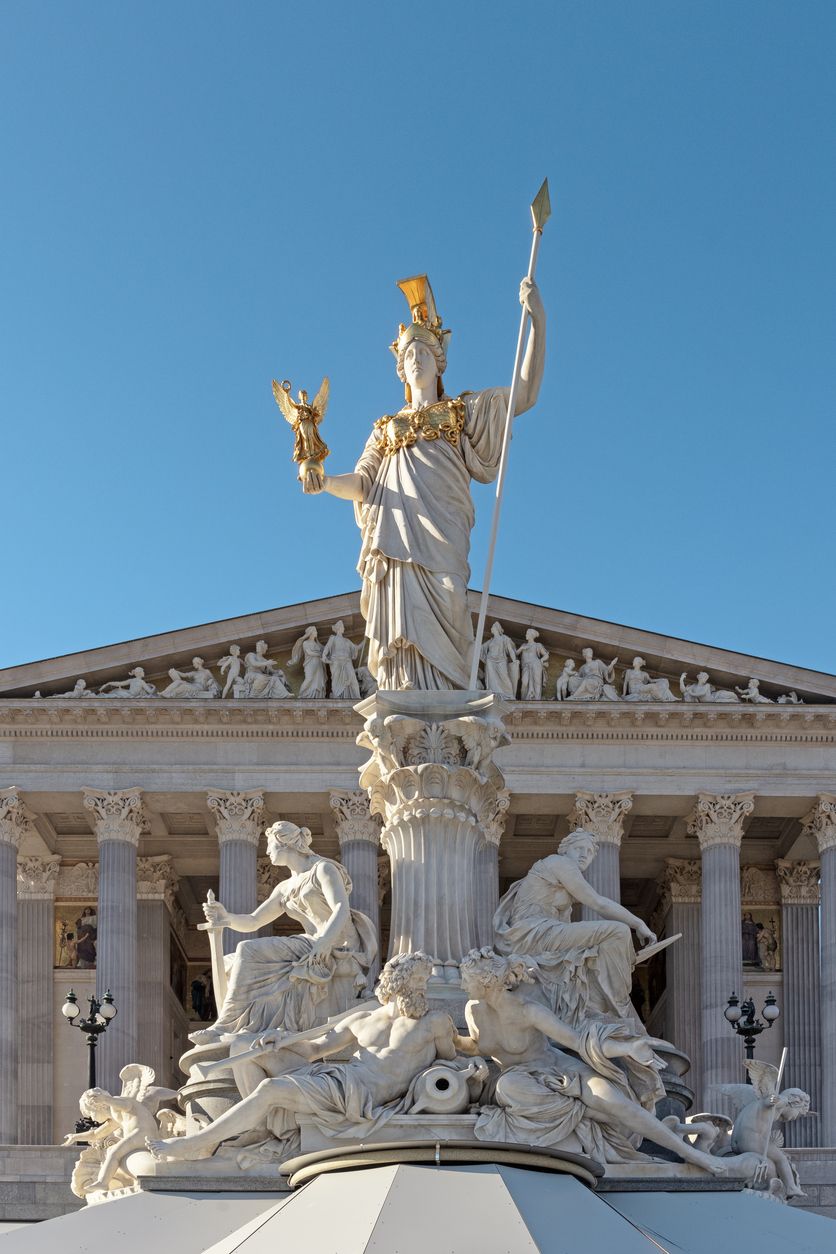 Estatua de Palas Atenea en el edicio del parlamento