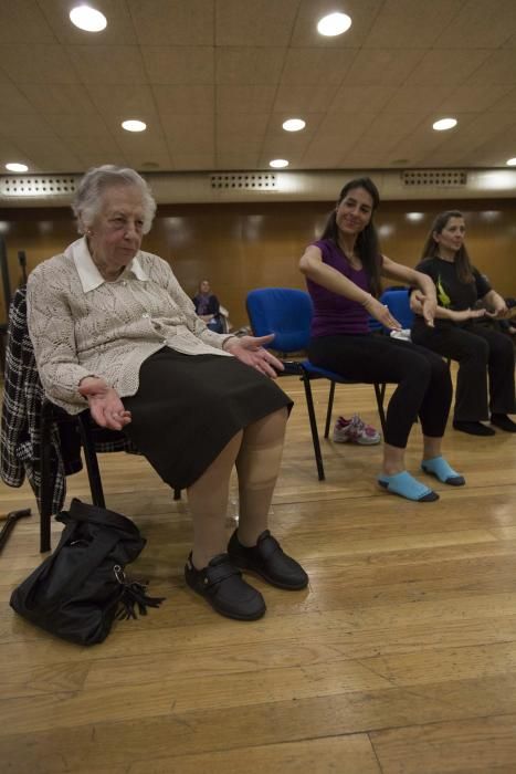 Bailarines de la compañía neoyorquina de Mark Morris imparten una clase en Oviedo para mejorar el equilibrio y la flexibilidad de enfermos con temblores