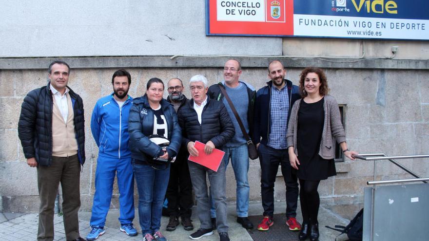 El concejal de Deportes, Manel Fernández, con miembros de varios clubes deportivos vigueses.