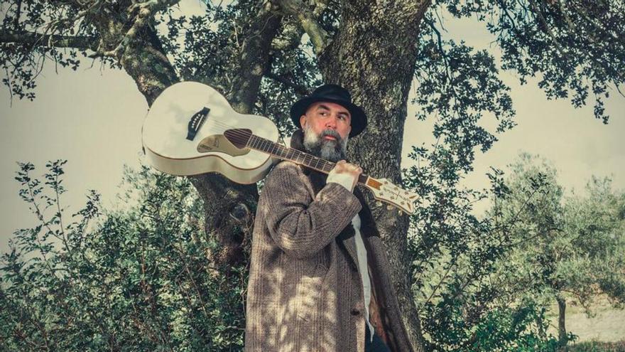 D’Donnier, con su guitarra al hombro.