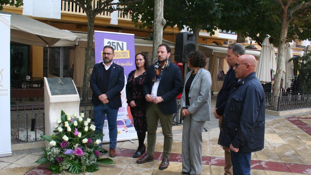 Diego José Mateos, Antonia Pérez, Francisco Morales, Isabel Casalduero, Fulgencio Gil y Pedro Sosa, dejaban un centro de flores ante la placa que recuerda a las víctimas, por la mañana.