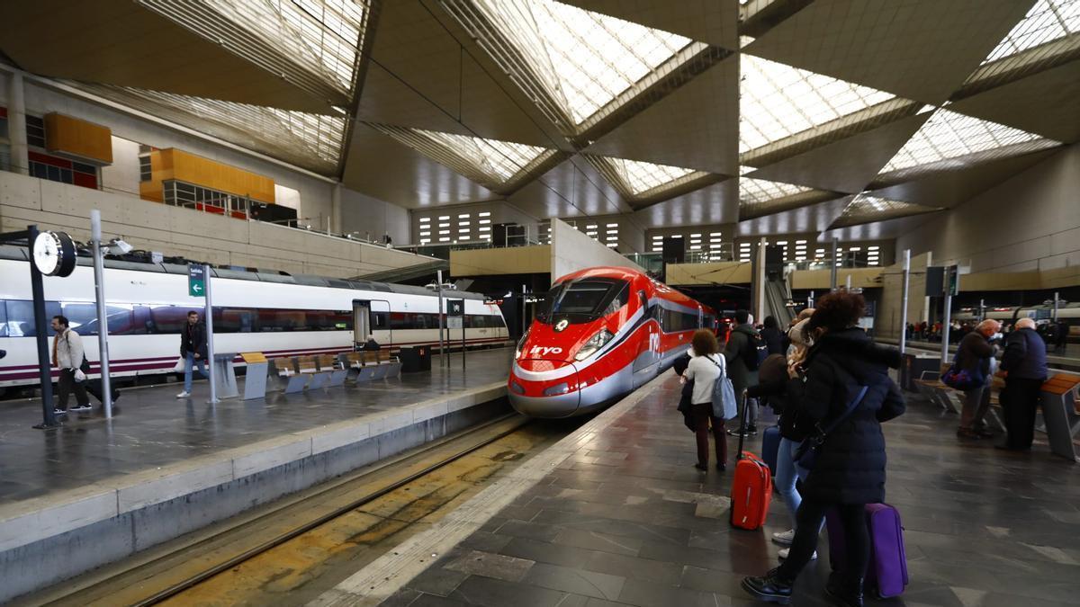 Un convoy de Iryo llega a la estación Delicias este viernes.