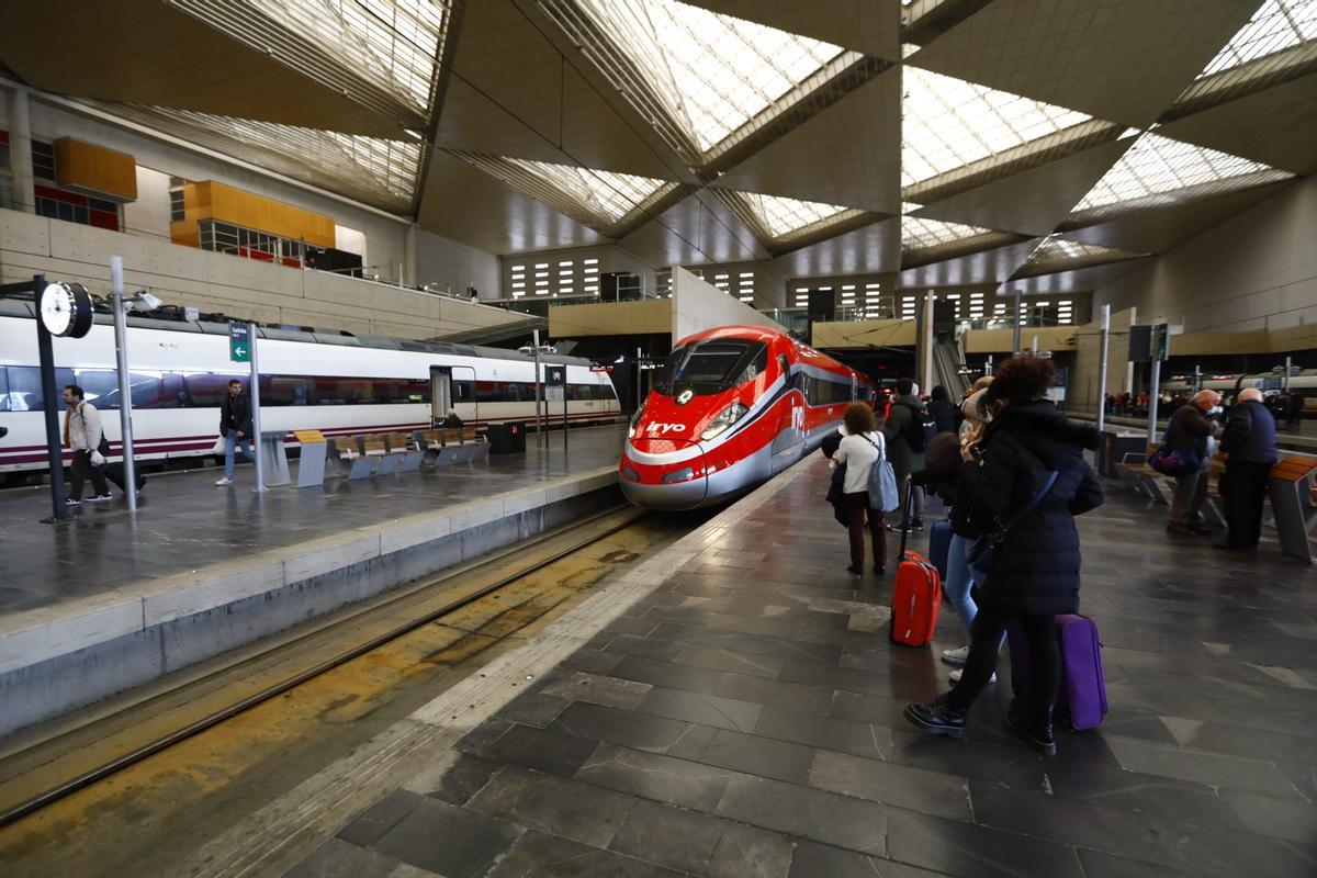 Un convoy de Iryo llega a la estación Delicias este viernes.