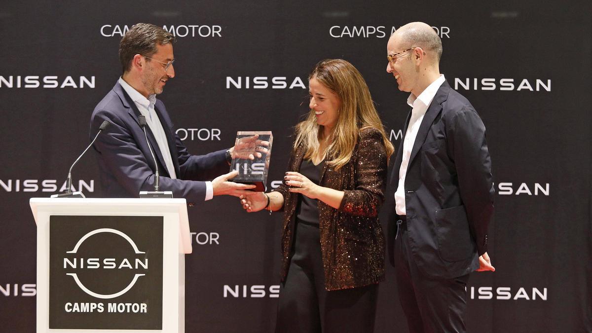 Anna Fàbregas, gerent de Camps Motor, rebent el guardó de mans del CEO de Nissan