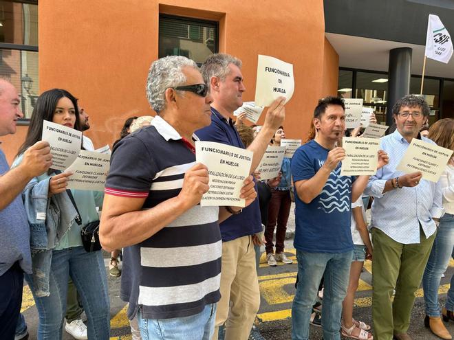 VÍDEO | Los funcionarios judiciales de Baleares salen a la calle a protestar contra el Ministerio