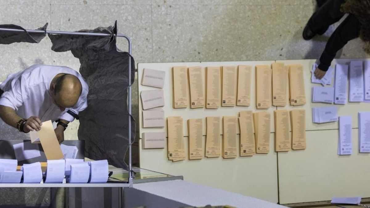 Votantes en un colegio electoral de València el pasado domingo.