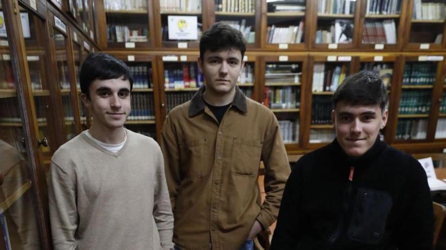 Por la izquierda, Mateo Valdés, Ignacio Álvarez y Martín Cortina, en la biblioteca del centro. | Luisma Murias
