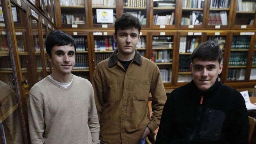 Por la izquierda, Mateo Valdés, Ignacio Álvarez y Martín Cortina, en la biblioteca del centro. | Luisma Murias