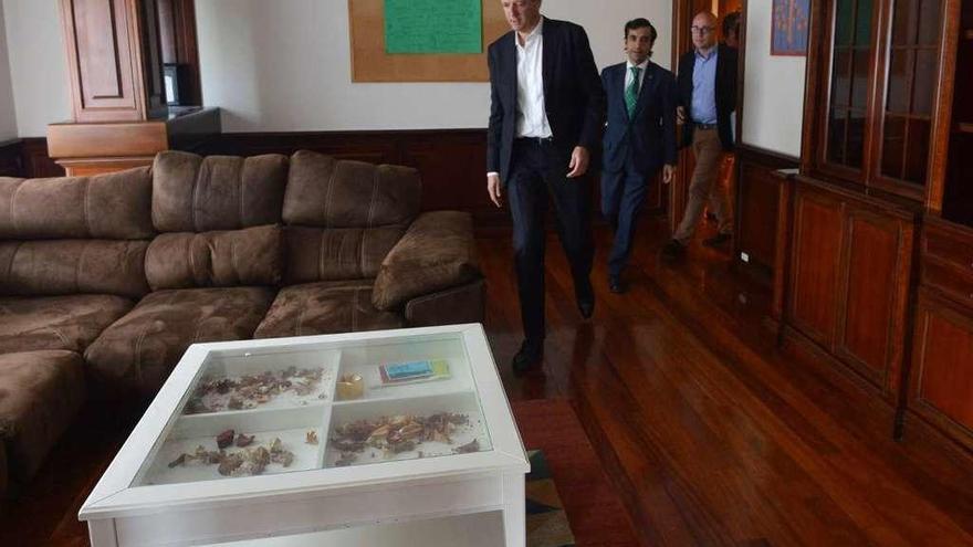 Rueda y Rey Varela entran en una de las salas del piso tutelado de Pontevedra. // Gustavo Santos