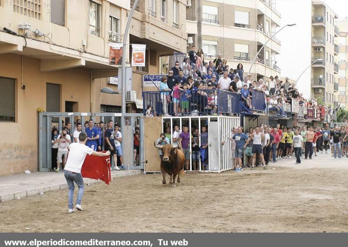GALERÍA DE FOTOS -- El 'bou per la vila' suma un nuevo corneado