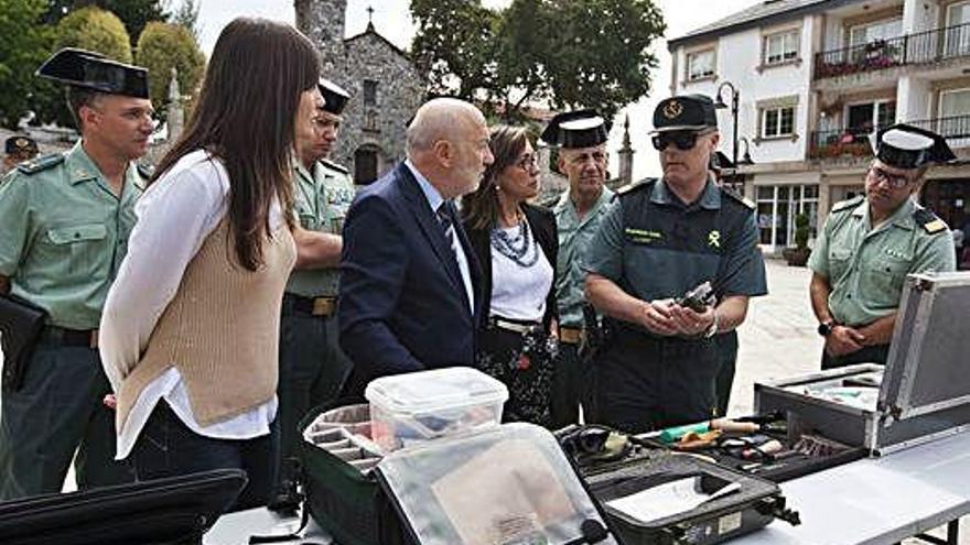 Verónica Pichel, Javier Losada y Maica Larriba, siguen las explicaciones de los agentes.