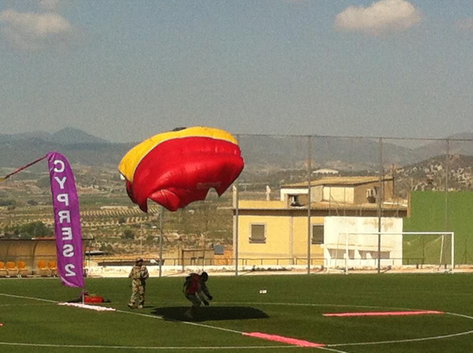 Exhibición de paracaidistas en Pliego