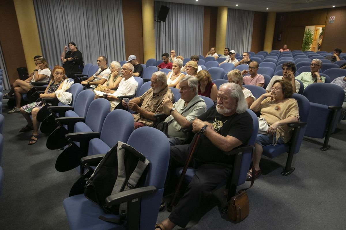 Asistentes a la asamblea abierta en el Centro Cívico.