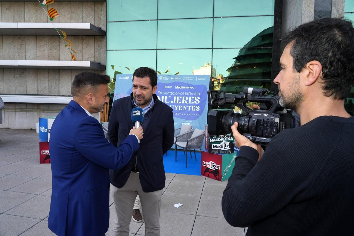 El consejero delegado del Villarreal CF, Fernando Roig Negueroles, durante su visita a la Bodeguilla de 'Mediterráneo'.