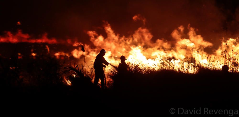 Desalojan a centenares de personas en Xàbia por un incendio que avanza sin control