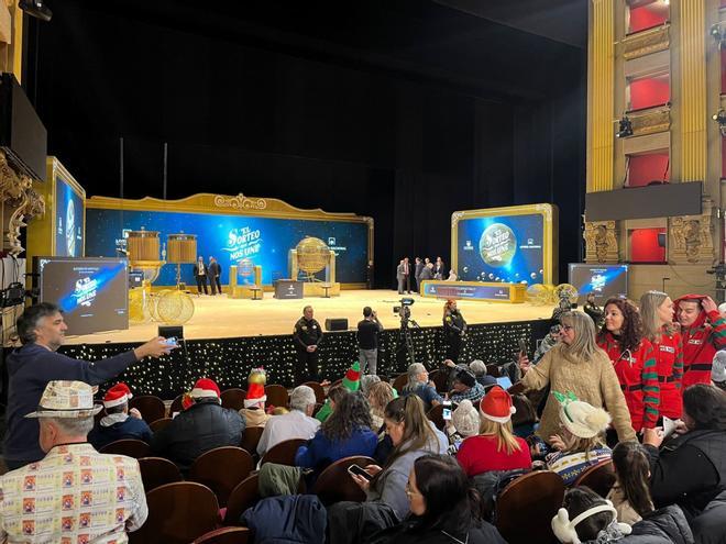 22/12/2024 Los primeros asistentes al Sorteo Nacional de la Lotería acceden al patio de butacas del Teatro Real.. El Teatro Real de Madrid ha abierto sus puertas este domingo 22 de diciembre a las 7.20 horas para permitir la entrada al público más fiel, como es el caso de Juan López, más conocido como El Obispo de la Lotería, que ha sido el primero en acceder al coliseo madrileño. SOCIEDAD CULTURA