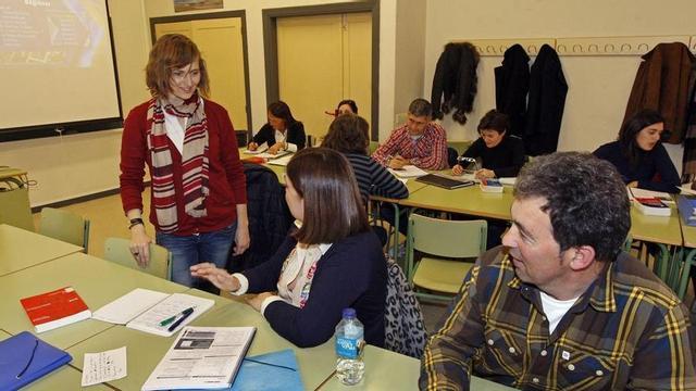 Professors en una classe d’anglès en una Escola Oficial d’Idiomes.