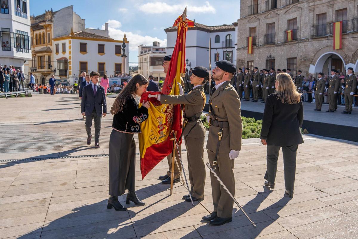 Acto de la jura de bandera civil de Baena, este sábado, en la plaza de la Constitución.