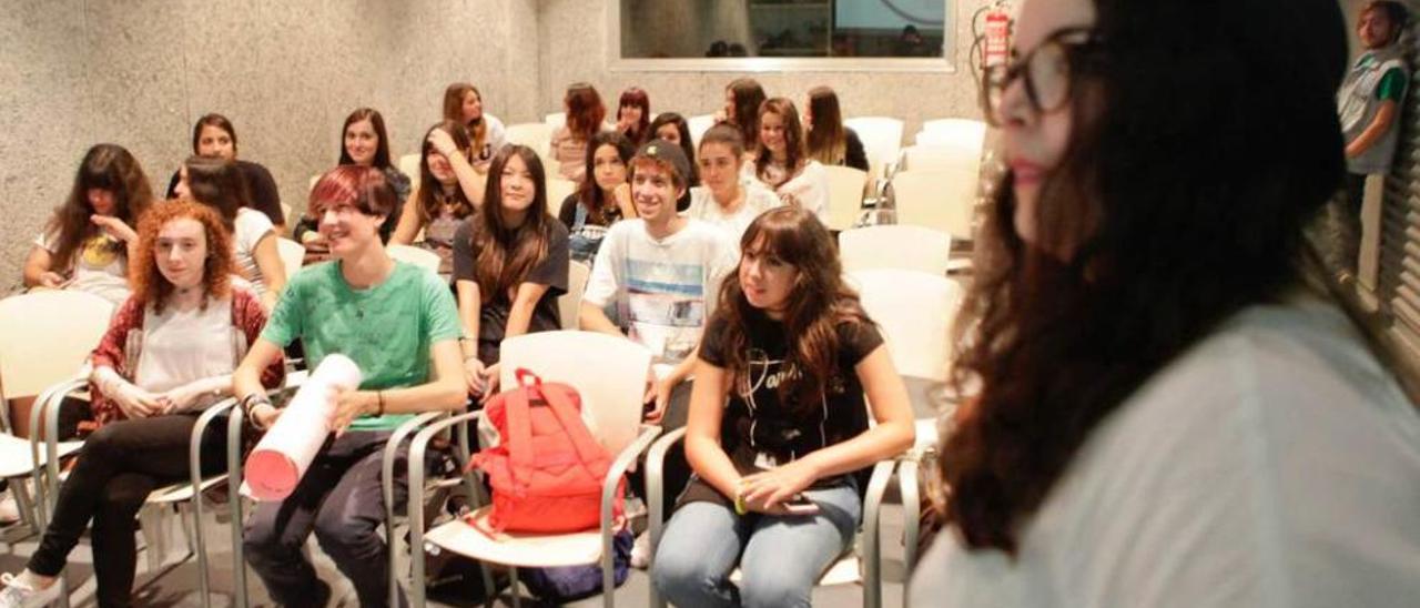 Participantes en la actividad de &quot;Asturasia&quot;, ayer, en el Muséu del Pueblu d&#039;Asturies.