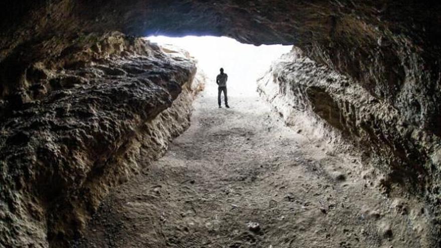 Una de las cuevas de Bandama, y que hace creer al visitante que por momentos se encuentra en el interior de una ballena. | josé carlos guerra