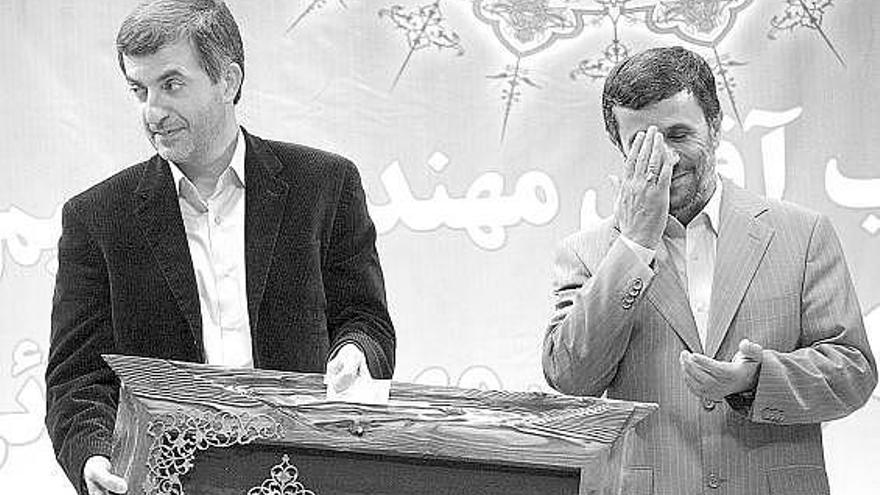 MALESTAR DE LOS CONSERVADORES RADICALES CON AHMADINEYAD. La ultraconservadora «fracción de los clérigos» del Parlamento iraní anunció ayer que pedirá al líder supremo, Ali Jamenei, la dimisión del nuevo vicepresidente primero, Esfandiar Rahim Mashai (a la izquierda), suegro del hijo del presidente Ahmadineyad (a la derecha). El año pasado, destacados clérigos ya pidieron la dimisión de Mahsai, por entonces ministro de Turismo, por unas declaraciones en las que dijo que el pueblo israelí era amigo de Irán. Pese a que Jamenei las calificó de «erróneas», Ahmadineyad le mantuvo en el cargo.