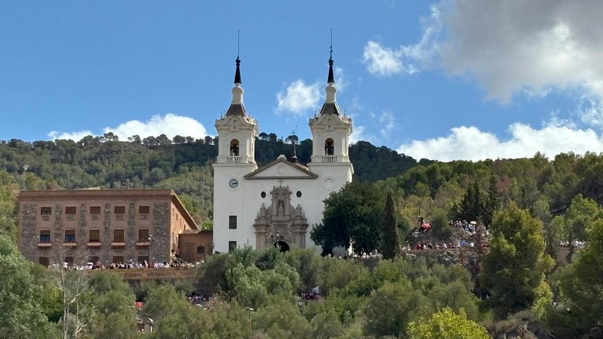 Las campanas anuncian la llegada de la Fuensanta al santuario