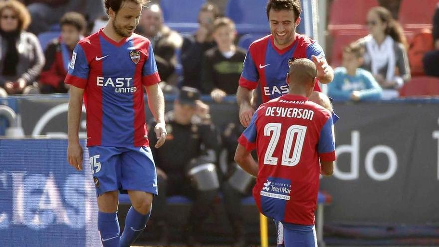 Rossi recibe la felicitación de Deyverson, que imita el gesto de limpiarle las botas tras el gol del italiano al Valencia, ante la mirada de Verdú.