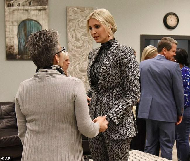 Ivanka Trump con traje de Tommy Hilfiger