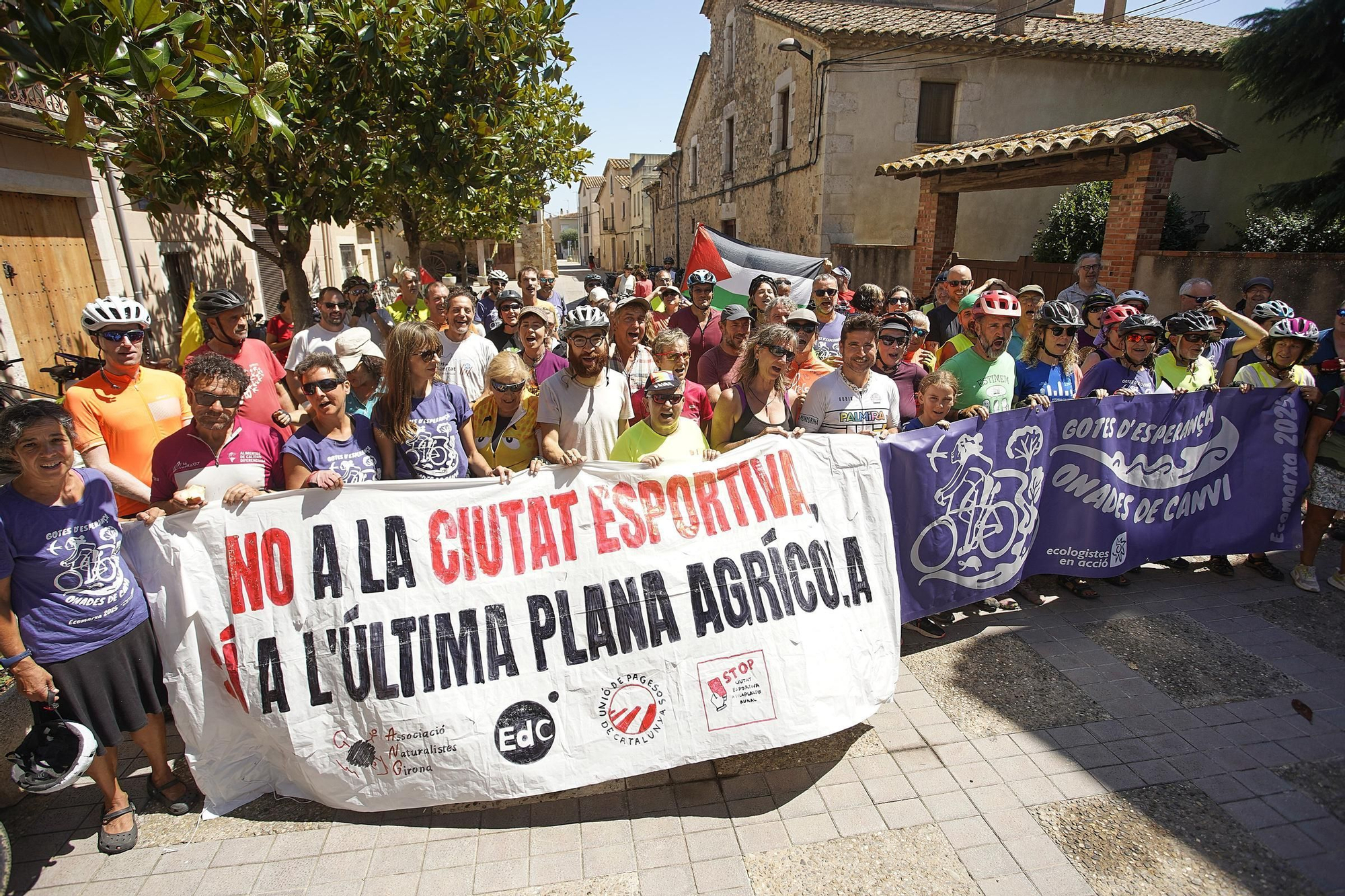 Les imatges de la protesta contra la ciutat esportiva del Girona a Vilablareix