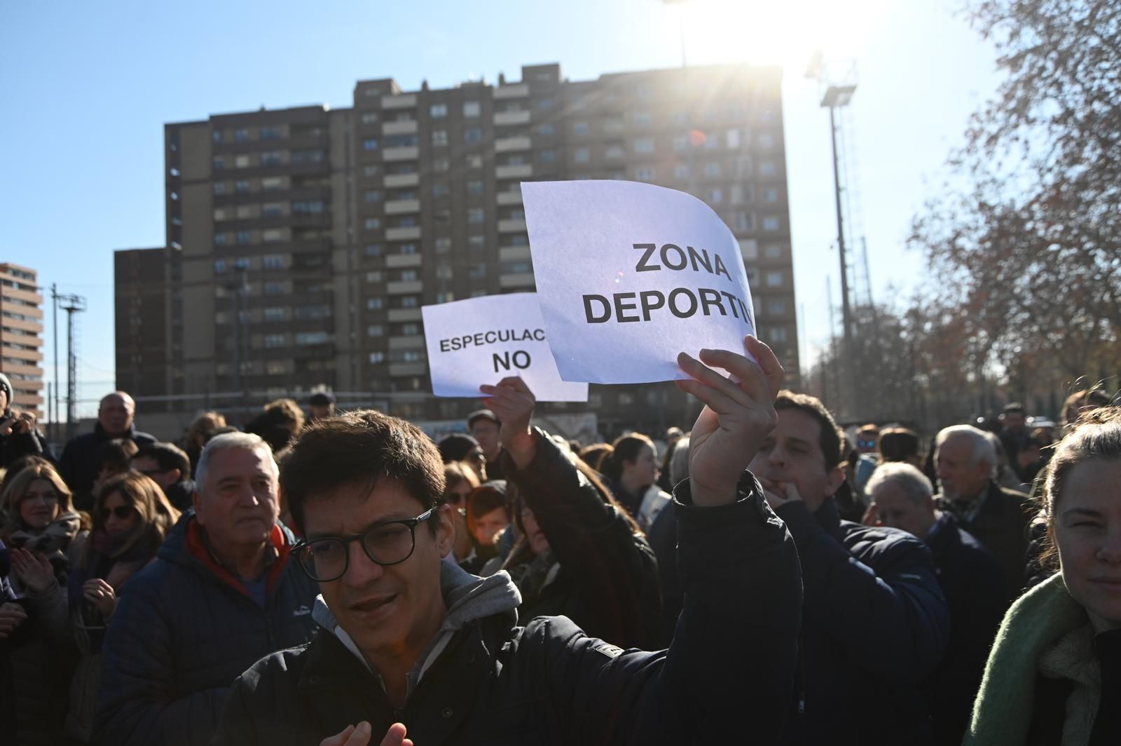 Los vecinos de Hispanidad protestan por la operación urbanística del skate park y el Hernán Cortés