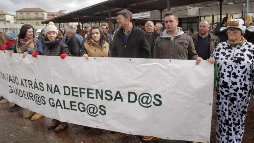 Protesta de ganaderos ayer frente a la Consellería de Medio Rural, en Santiago. // Xoán Álvarez