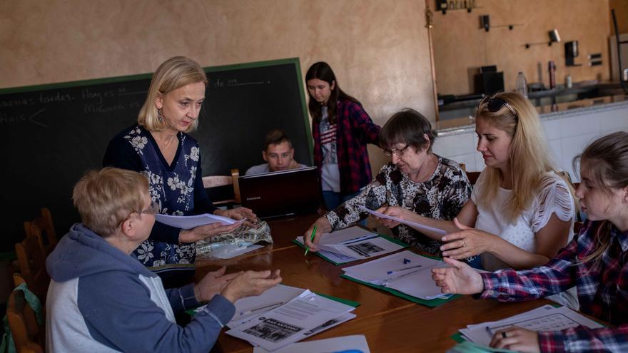 Pilar Álvarez es una de las profesoras voluntarias que imparte clases de español en el comedor del hotel, transformado en un aula varios días a la semana