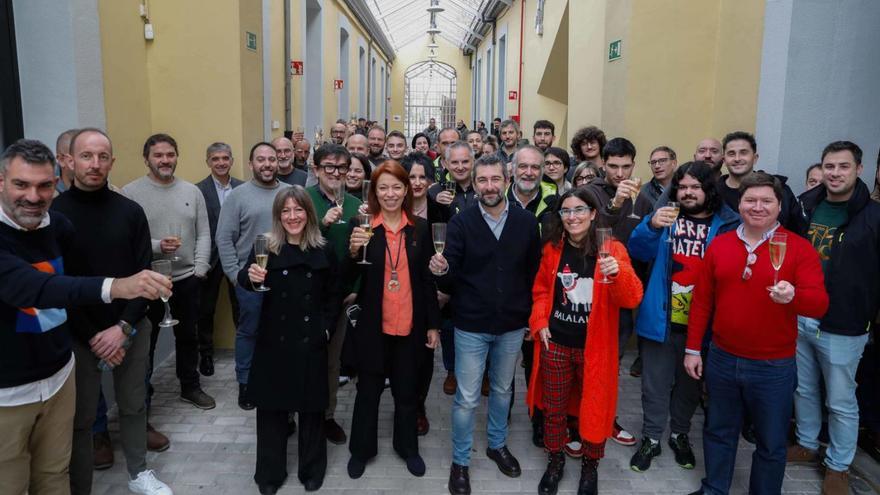 Los gestores de la Curtidora –el concejal Manuel Campa, en el centro– y los usuarios del centro de empresa brindan por el año nuevo. | MARA VILLAMUZA