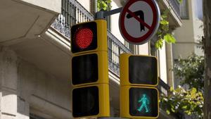 Un semáforo, en una calle de Barcelona.