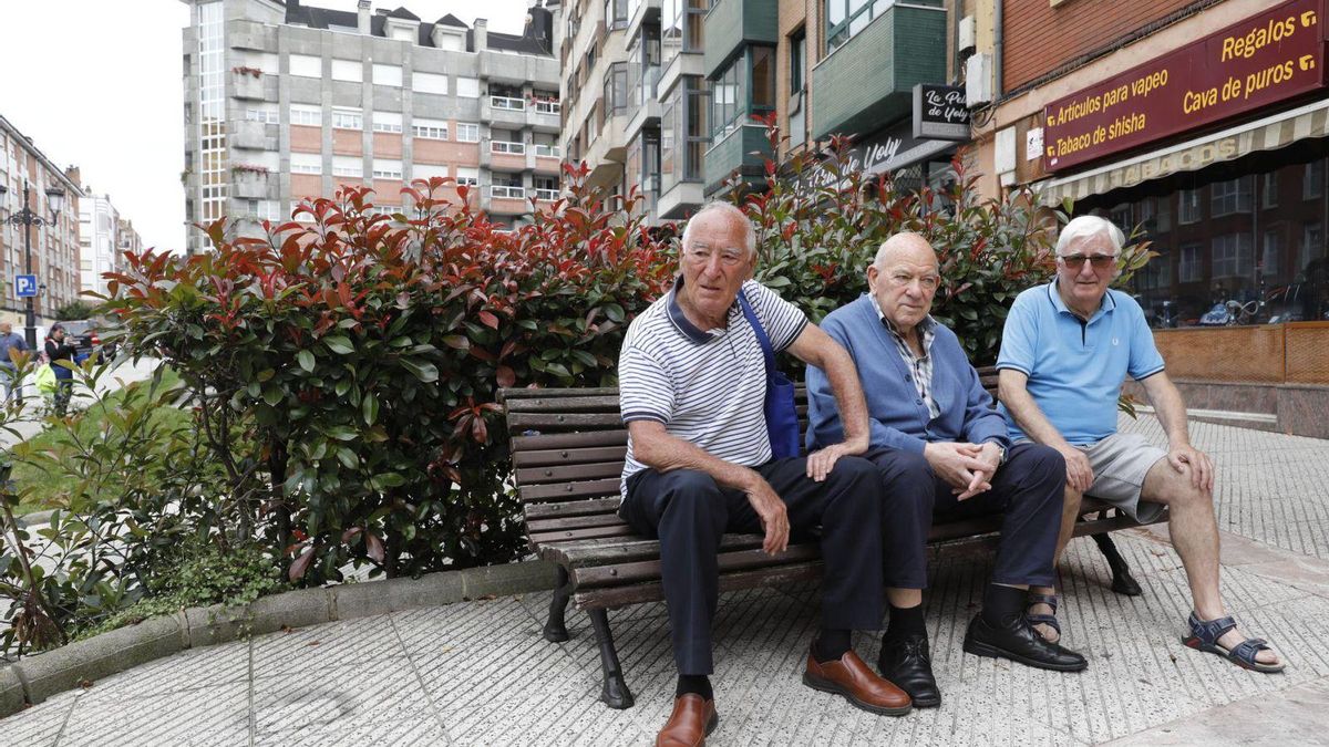 Por la izquierda, Valentín Cuervo, Monchu Vega y Pepe Campos, en la calle Piñole, en Pumarín.