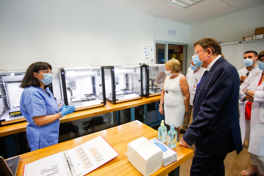 Ximo Puig y Ana Barceló visitan el COVID-ROBOT en el hospital La Fe