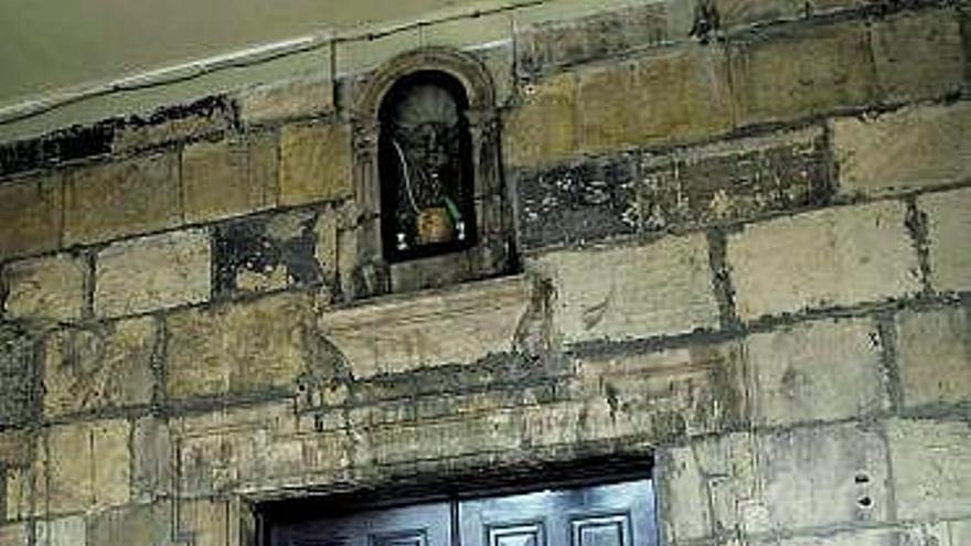 La Virgen del Carmen sobre el dintel de la puerta del Ayuntamiento.