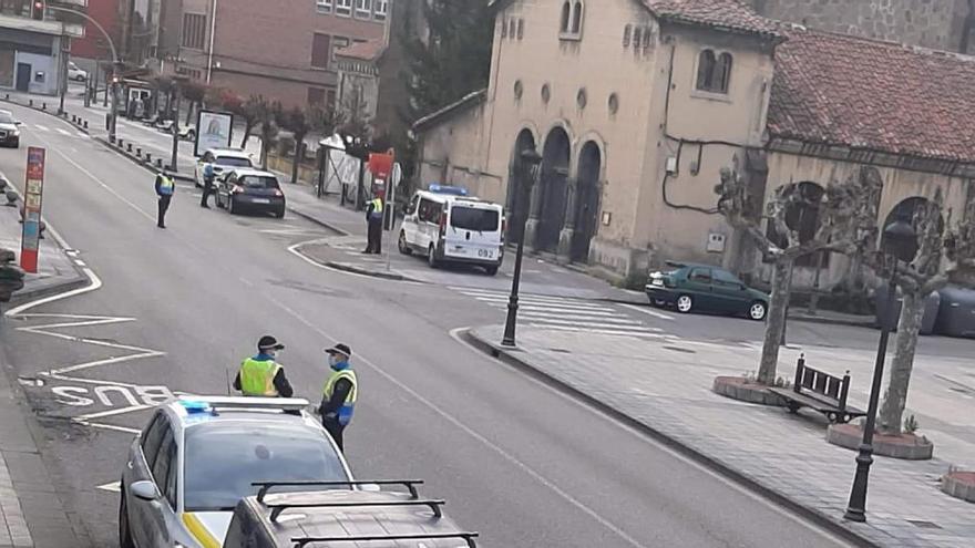 Un control policial en Ciaño