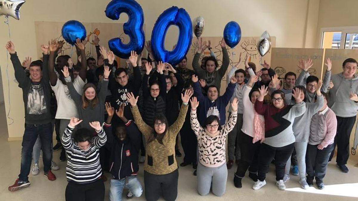 Usuaris de la Fundació Astrid21 celebrant el 30è aniversari de l’entitat, en una imatge d’arxiu.