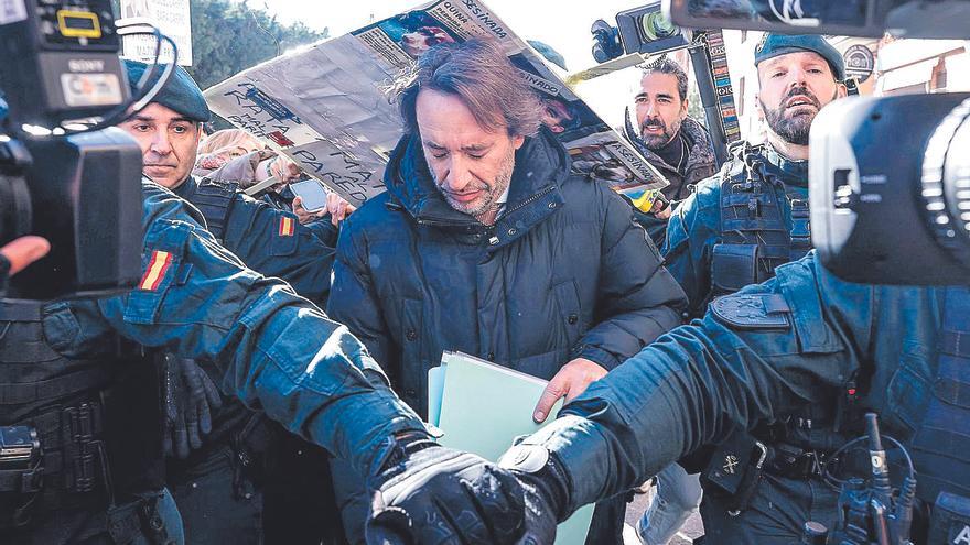 José Manuel Cuenca sale escoltado de los juzgados de Catarroja por la Guardia Civil y rodeado de periodistas