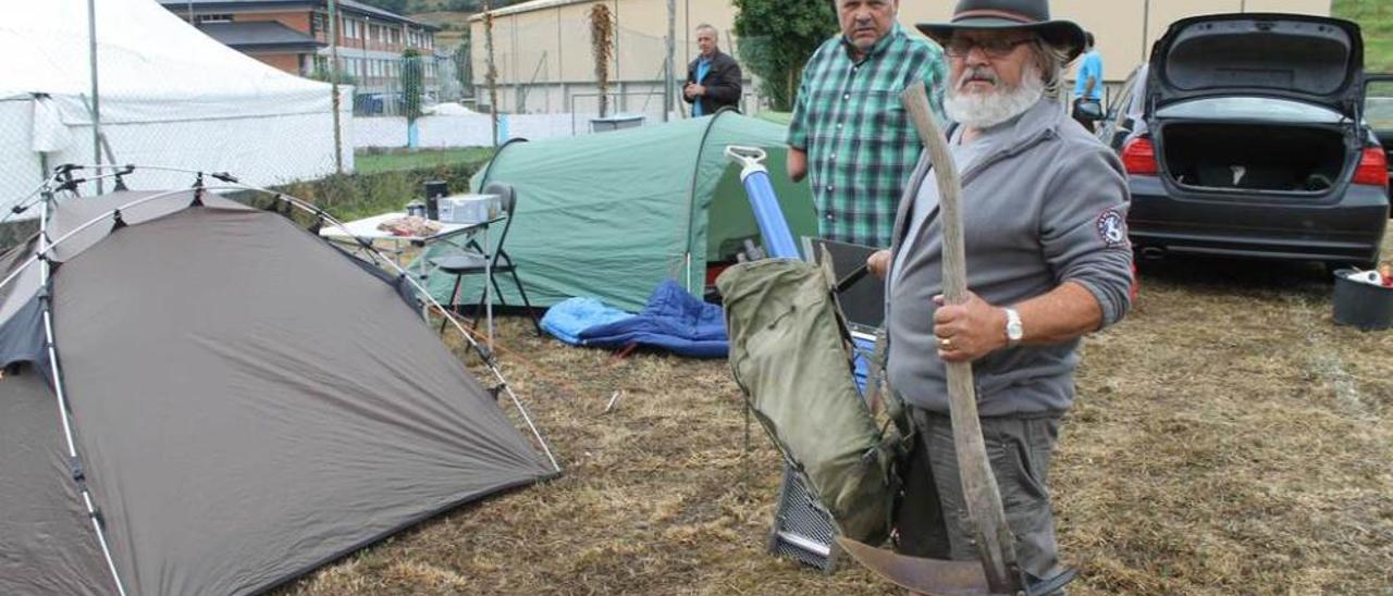 Hans Erik y Kaj Sørensen, con su mochila de bateo, en Navelgas. Al fondo, el bateador valenciano José Pérez.