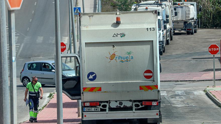 Orihuela aparca la flota de camiones de basura del litoral en una zona turística