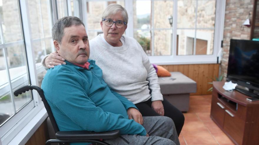Digna Amigo, con su marido, Juan Carlos, con una discapacidad superior al 80% por daño cerebral adquirido (DCA), en su casa de Oseiro, en Arteixo.