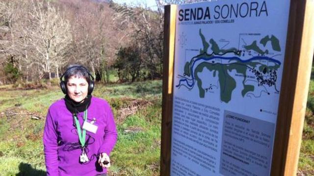 Usuarios de la Senda Sonora de Ibias, recorriendo el camino con los cascos puestos.