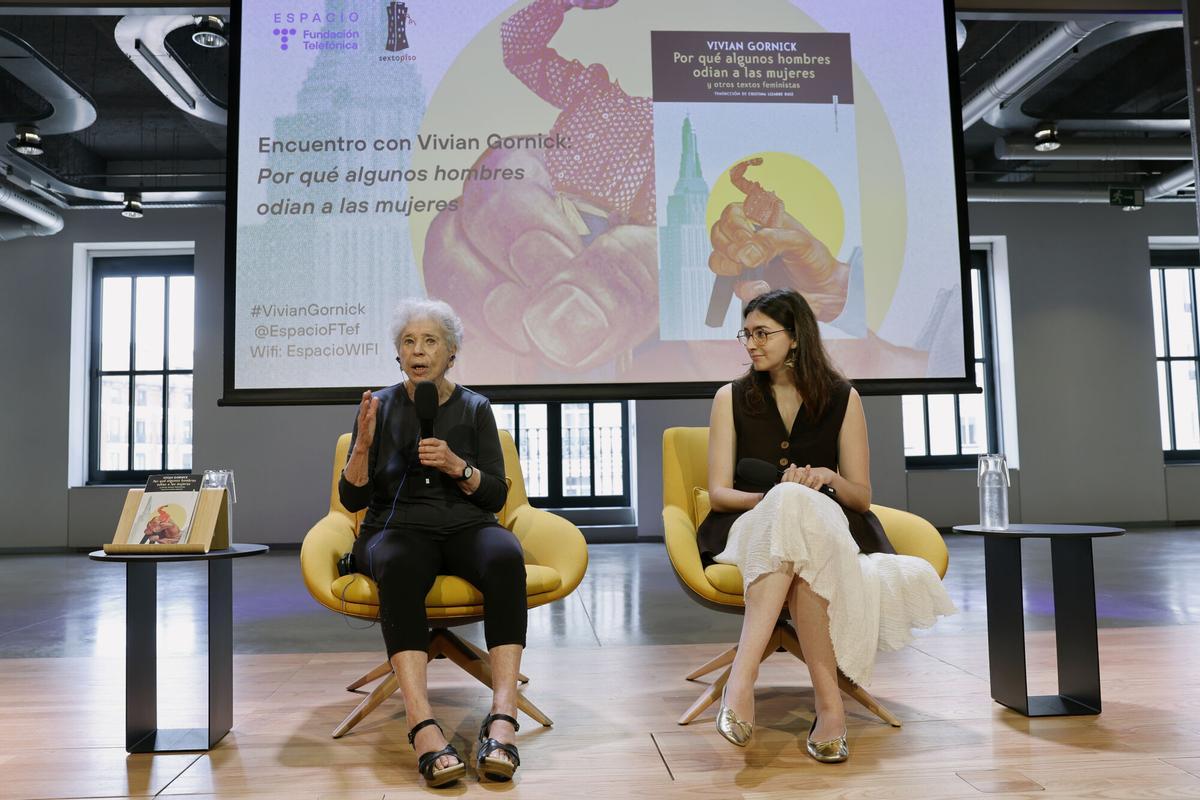 La escritora estadounidense Vivian Gornick (i) ofrece una rueda de prensa este lunes en la Fundación Telefónica de Madrid con motivo del lanzamiento en España de 'Por qué algunos hombres odian a las mujeres'.