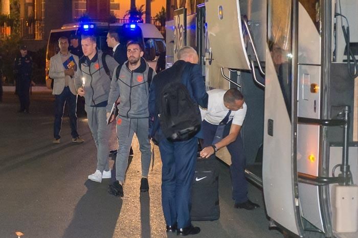 28-02-2018 LAS PALMAS DE GRAN CANARIA. Llegada del FC Barcelona al Hotel Santa Catalina. Fotógrafo: ANDRES CRUZ