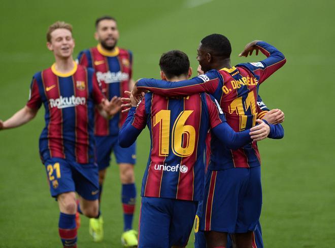 Dembelé celebra junto a Pedri su gol en el partido de LaLiga entre el Sevilla y el FC Barcelona disputado en el Sanchez Pizjuan.