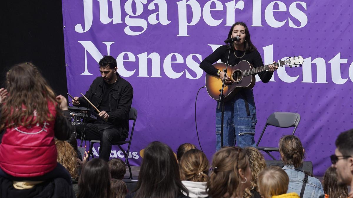 La cantautora Suu durant la seva actuació.