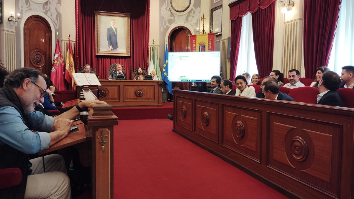 Pleno celebrado este lunes en el Ayuntamiento de Badjoz para el sorteo de los miembros de las mesas electorales.